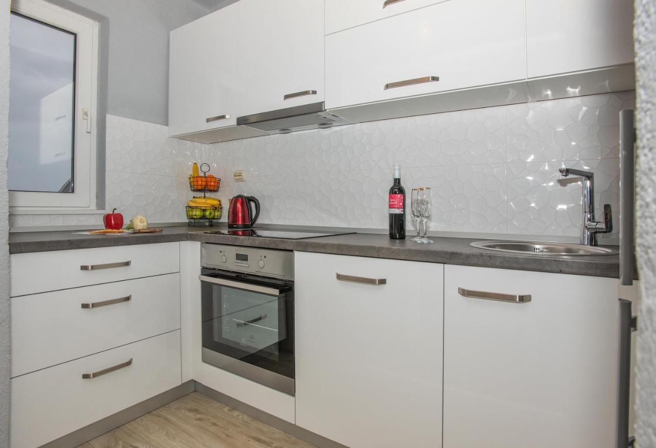 Apartman Koko With Private Jacuzzi Makarska Exterior foto